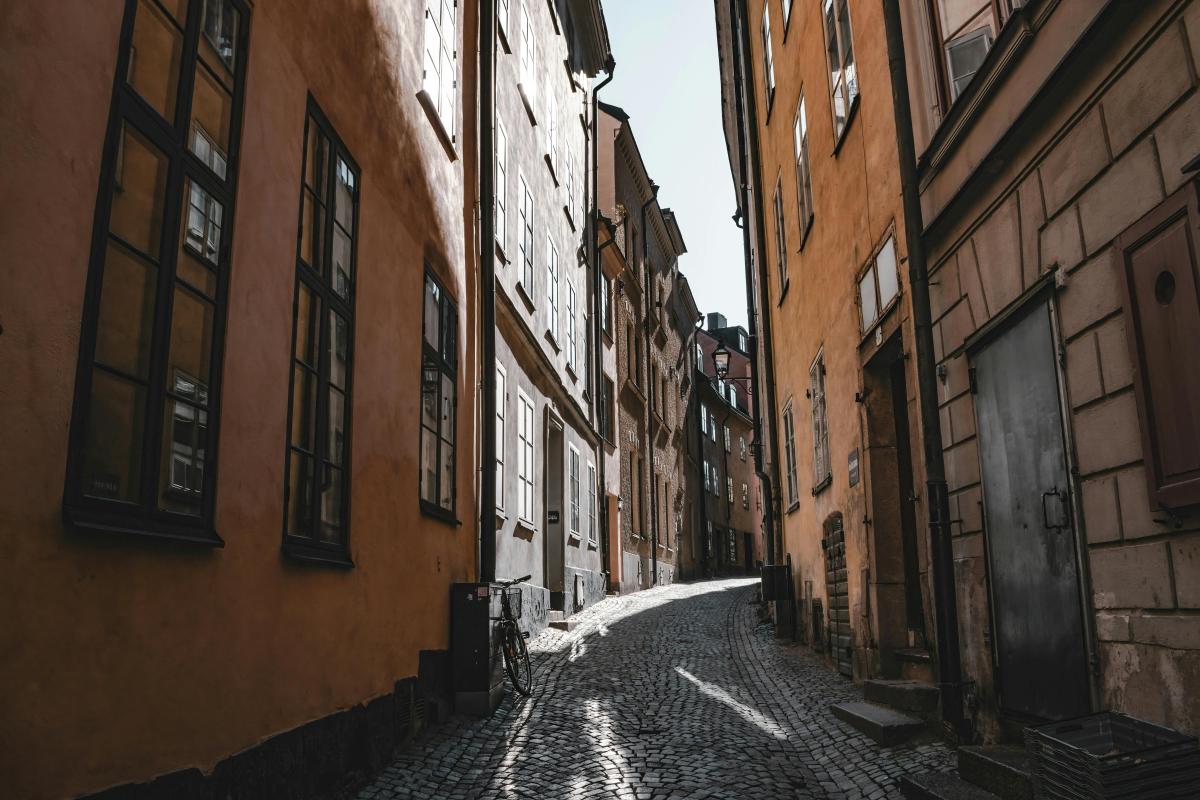Découvrir Gamla Stan : Guide complet pour explorer la vieille ville de Stockholm