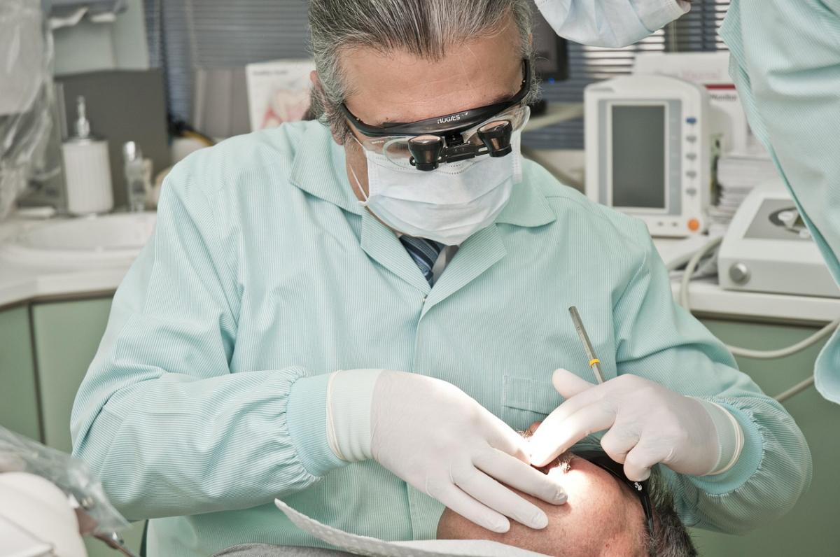 Partir à l’étranger pour refaire ses dents : avantages et inconvénients